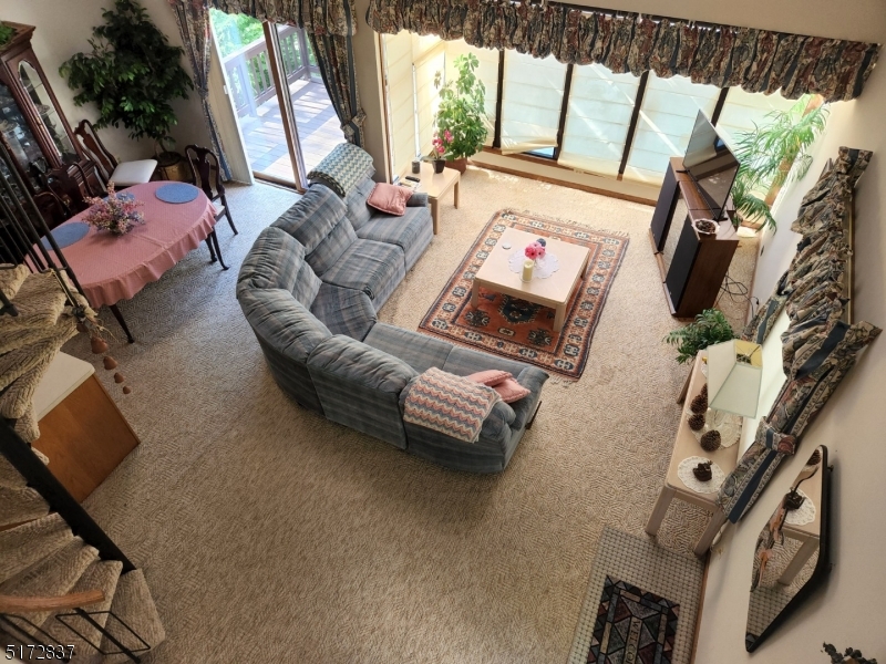 Living Room/Dining Area