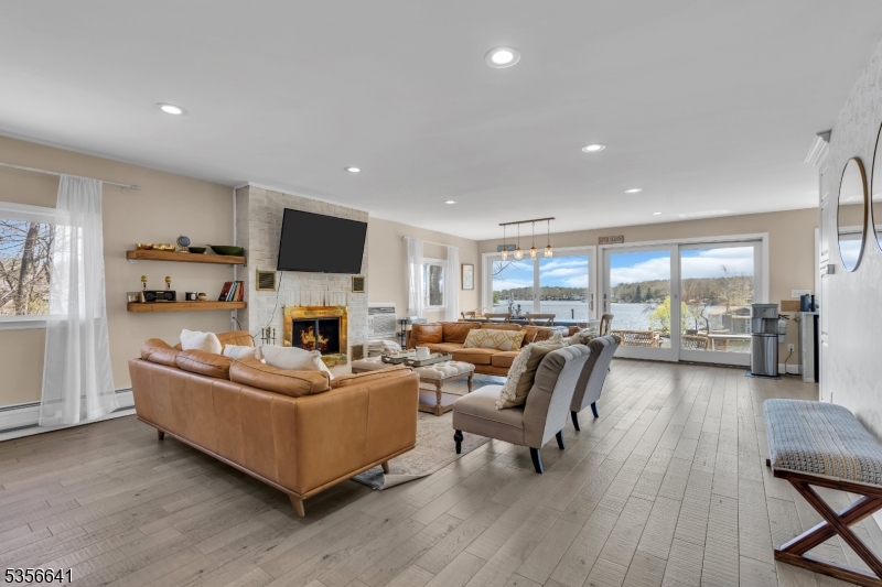 Great room, lakeviews