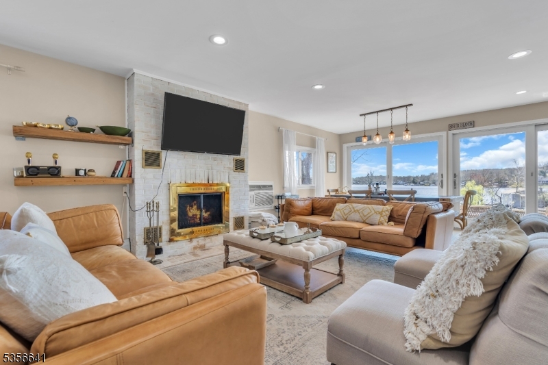 Living room w/fireplace