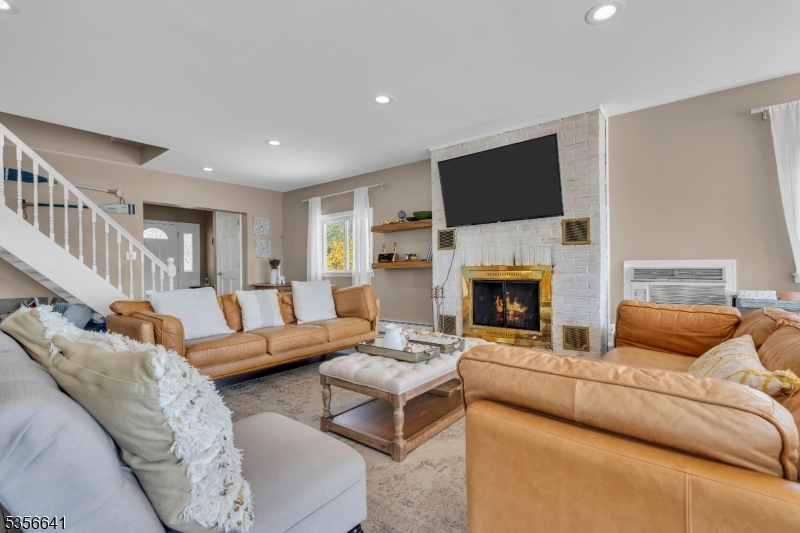 Living room w/fireplace