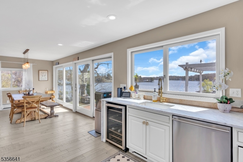Kitchen w/lakeviews