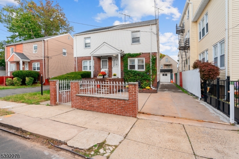Front View/Fenced Yard