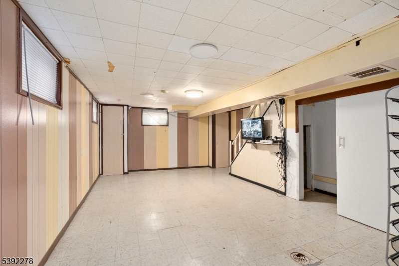 Lower Level Family Rm/Walkout