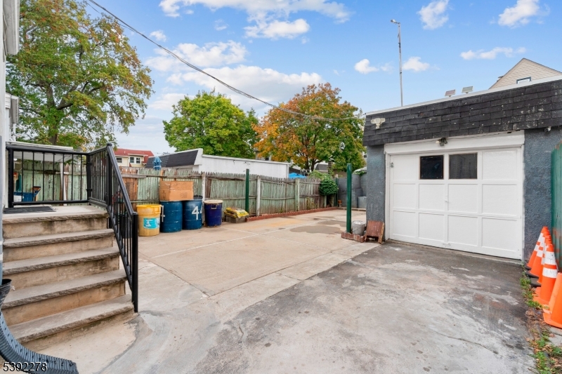 1 Car Garage/Patio