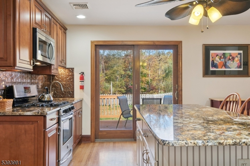Stainless Appliances & Granite