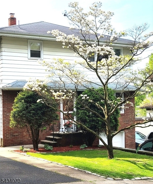 Front Welcome to this beautifully maintained 3-bedroom, 1-bath apartment located in the highly desirable Forest Hills section of Bloomfield.