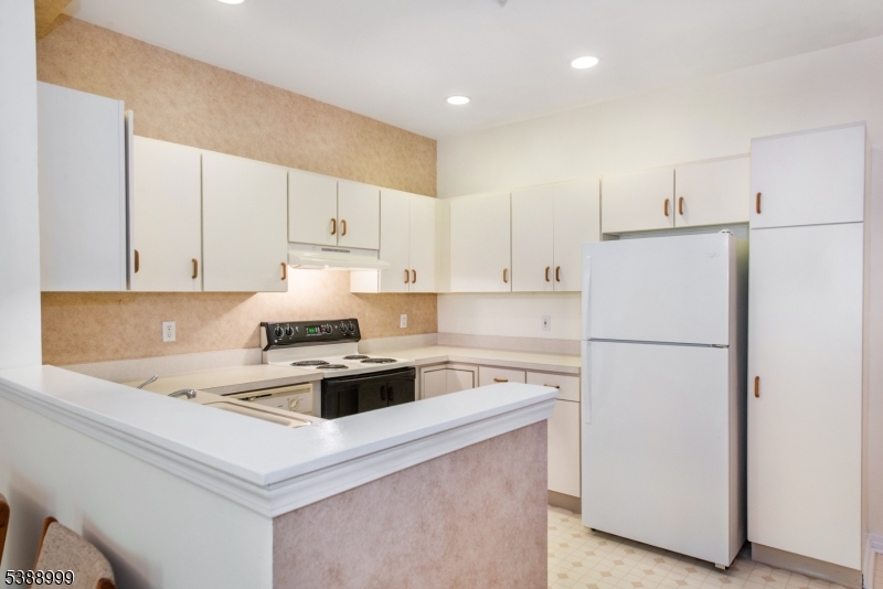 Kitchen Large Kitchen with separate Breakfast room