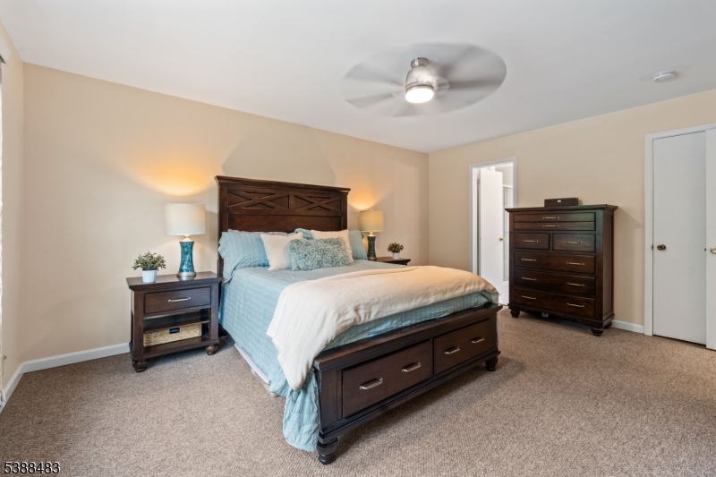 FEATURES WALK-IN CLOSET