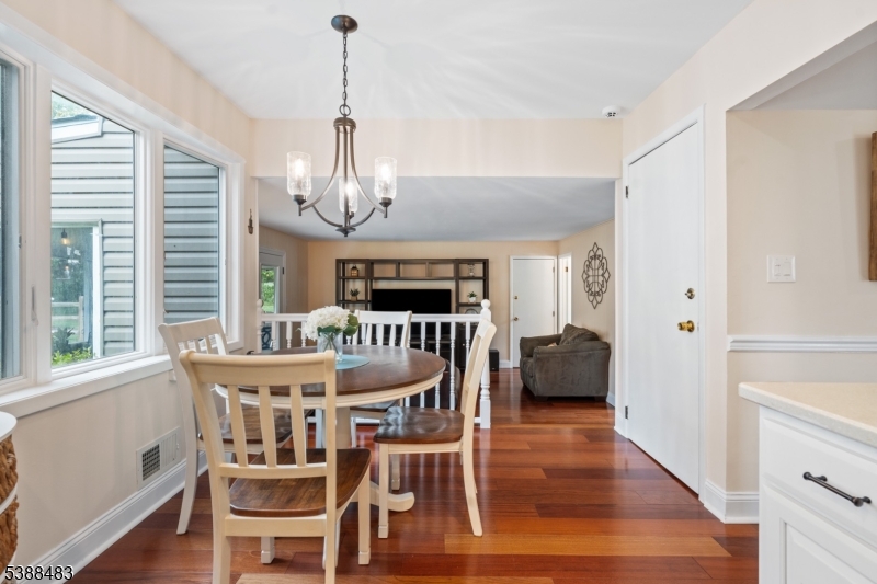EAT-IN KITCHEN
