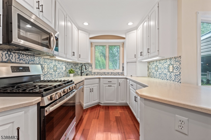 GAS STOVE/MICROWAVE