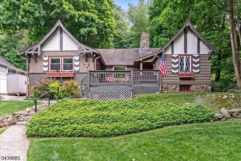 359 E Shore Trl, Sparta
