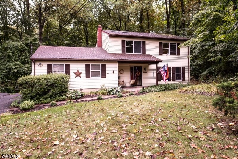 Spacious front yard!