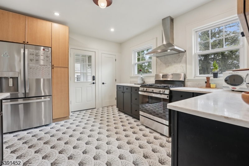 Kitchen Stainless steel appliances and quartz counters