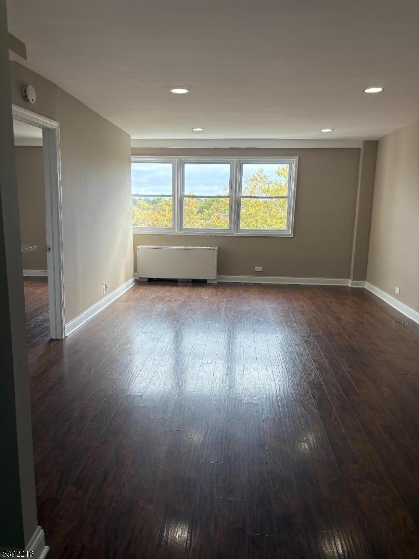 Spacious and Bright Liv Rm