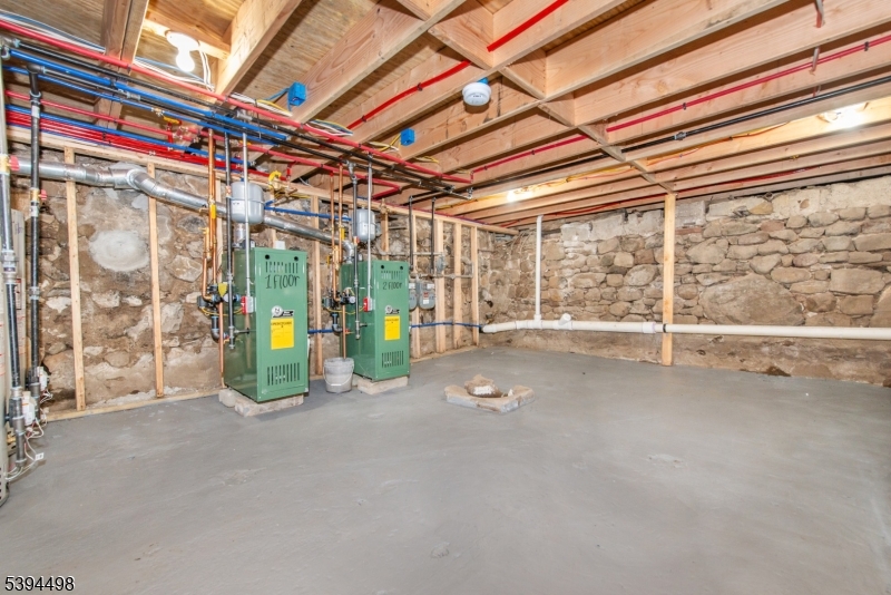 Basement w/ washer/dryer