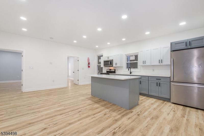 Kitchen w/ Island con't