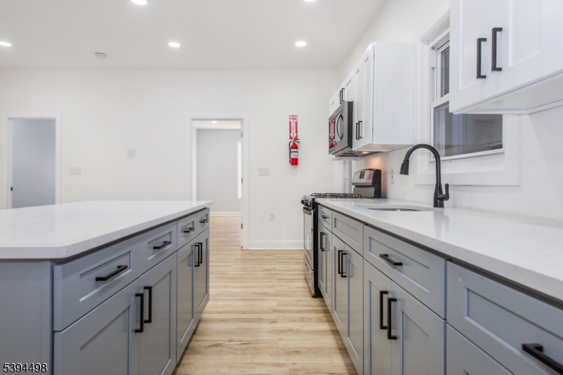 Kitchen w/ Island con't