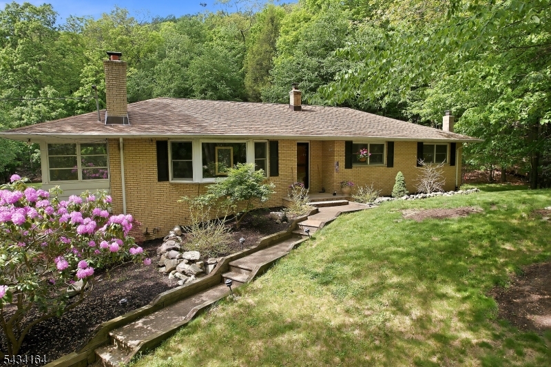 Sprawling Brick Ranch!
