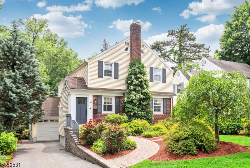 Gorgeous Colonial on a Quiet Cul-de-sac