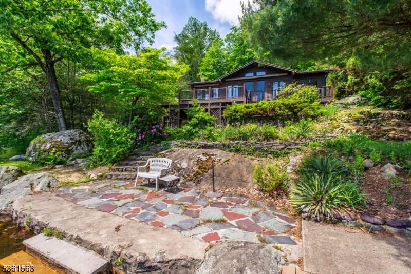 Lakefront dream house!