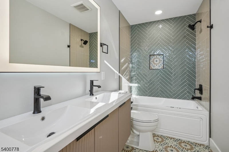 JACK & JILL FULL BATH