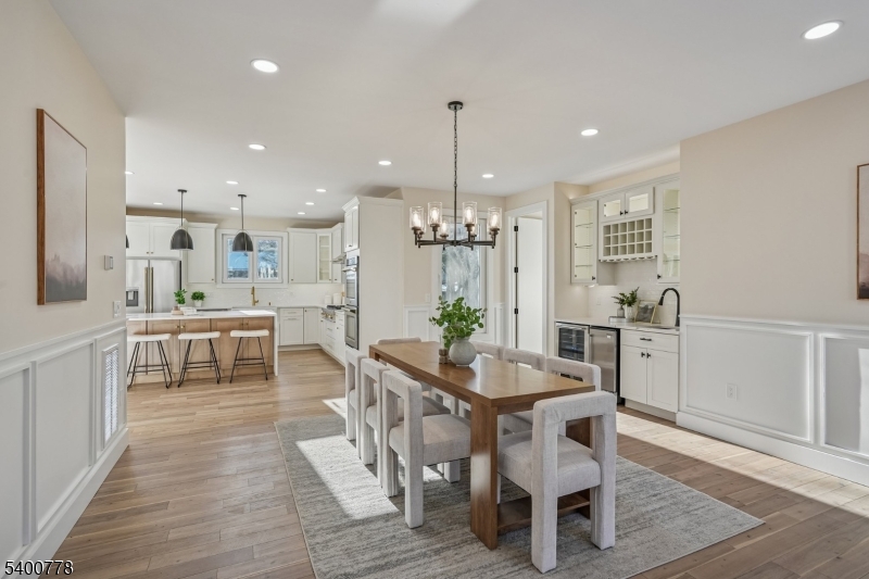 DINING ROOM / WET BAR