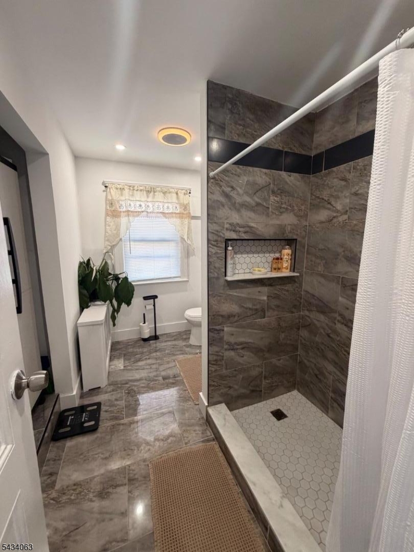 Main bathroom 2nd floor