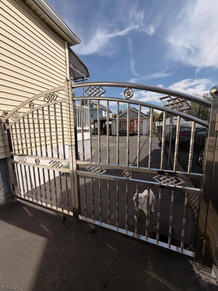 Gate