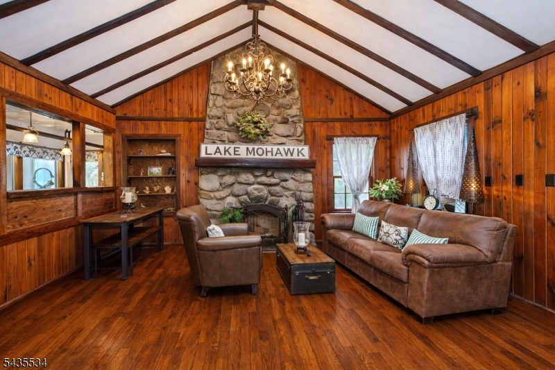 7 Woodbine Ln