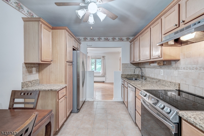 Eat-in-Kitchen