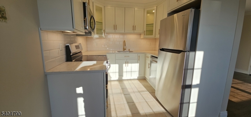 New Kitchen w/SS Appliances