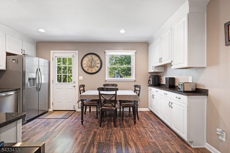 EAT-IN KITCHEN