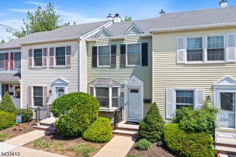 1156 SQUARE FEET
