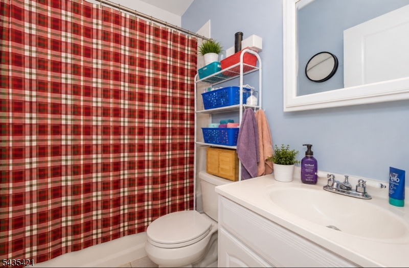 Main bathroom - unit 2