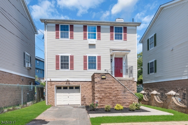 81 Crane St