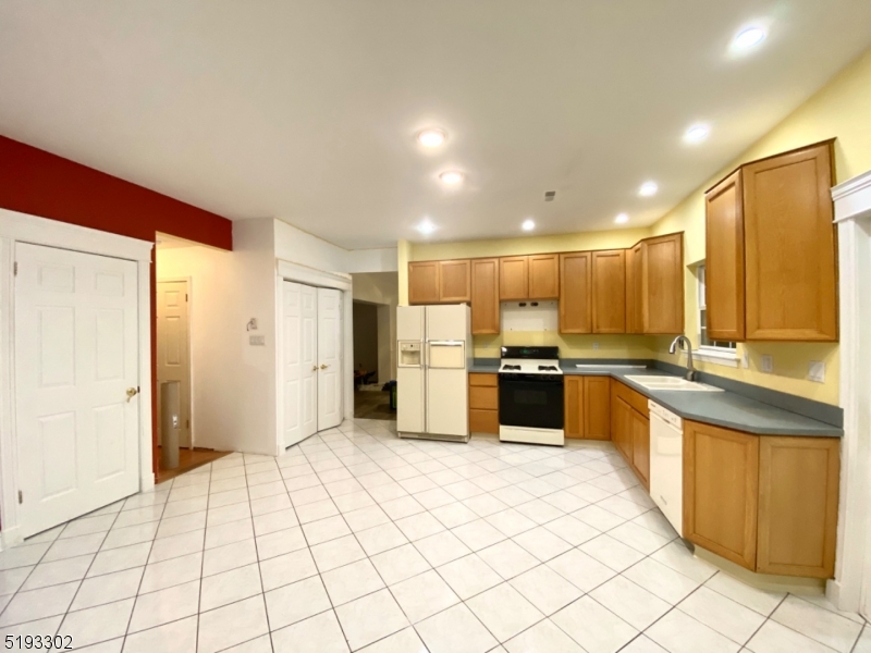 Eat-in kitchen