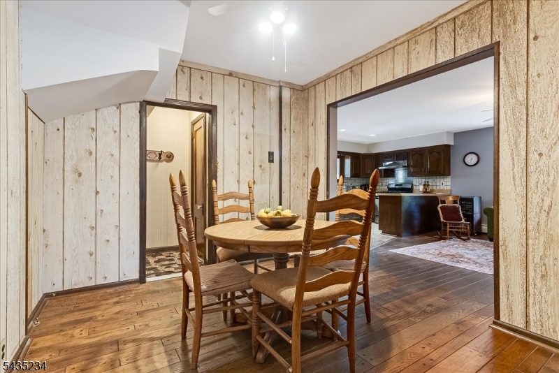 Cozy Breakfast Rm off Kitchen