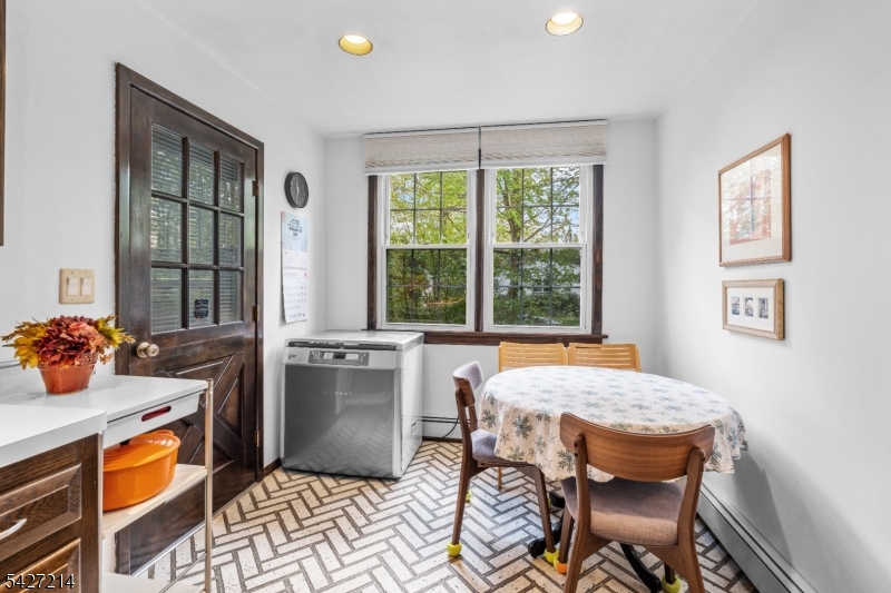 Eat-In-Kitchen