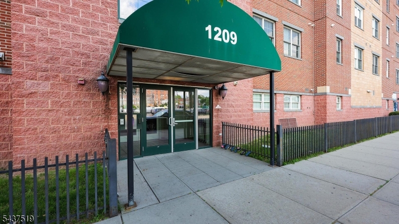 1209 Summit Ave 405