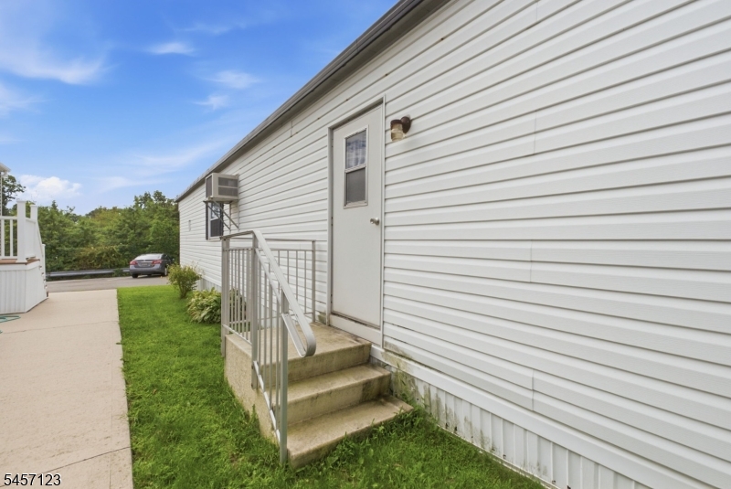 195 W Main St, Unit J J
