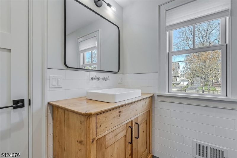 1st floor ensuite bath