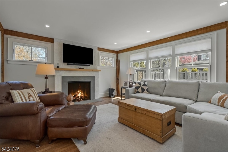 Family room w/ gas fireplace