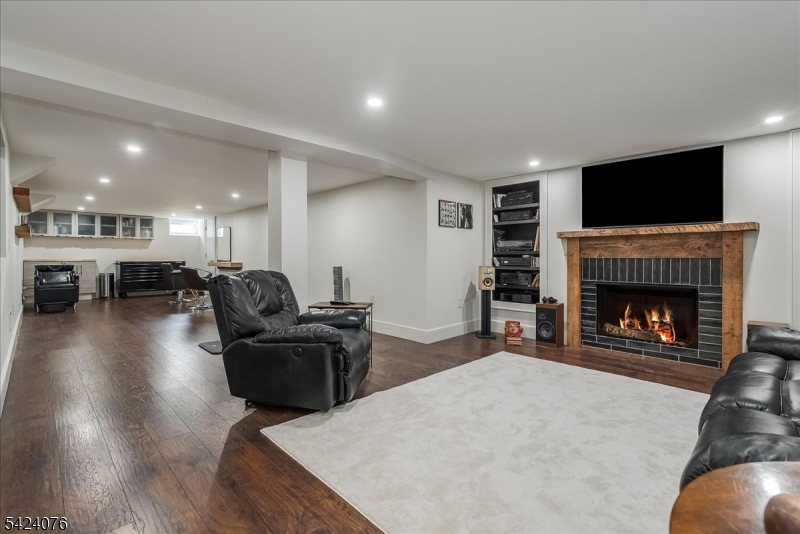Basement w/ wood burning fp