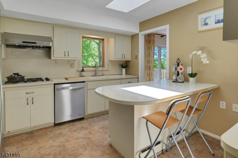 Eat-in Kitchen