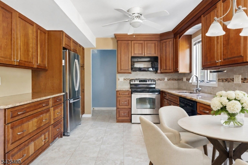 Kitchen (2 of 6)