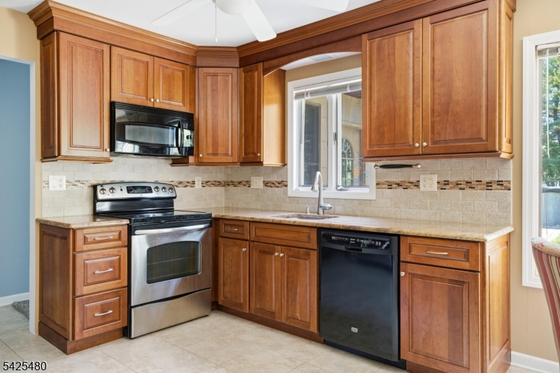 Kitchen (4 of 6)