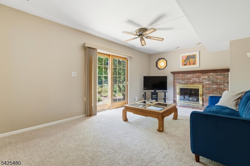 Family Room (5 of 5)