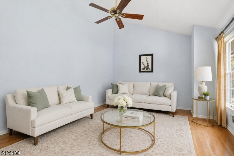 Living Room (3 of 5)