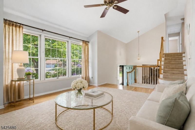 Living Room (4 of 5)