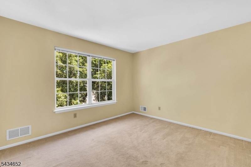 2nd Bedroom w/Large Closet